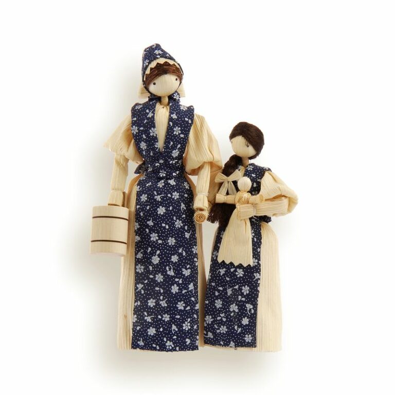 Carved wooden figurine pair – woman with a little girl