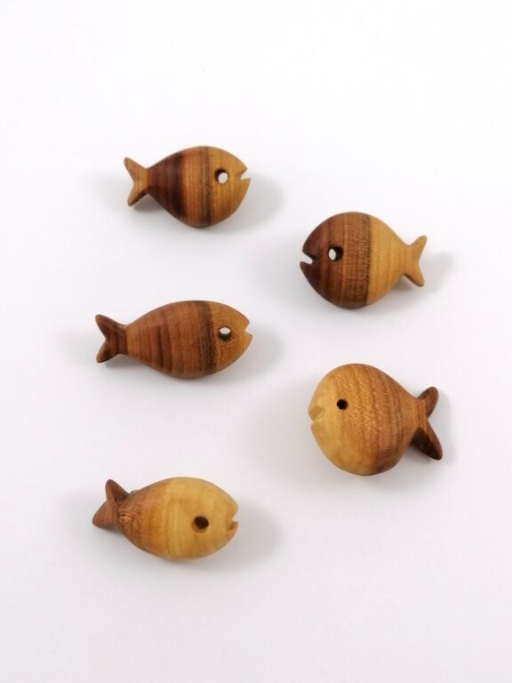 Brošňa drevená – rybka