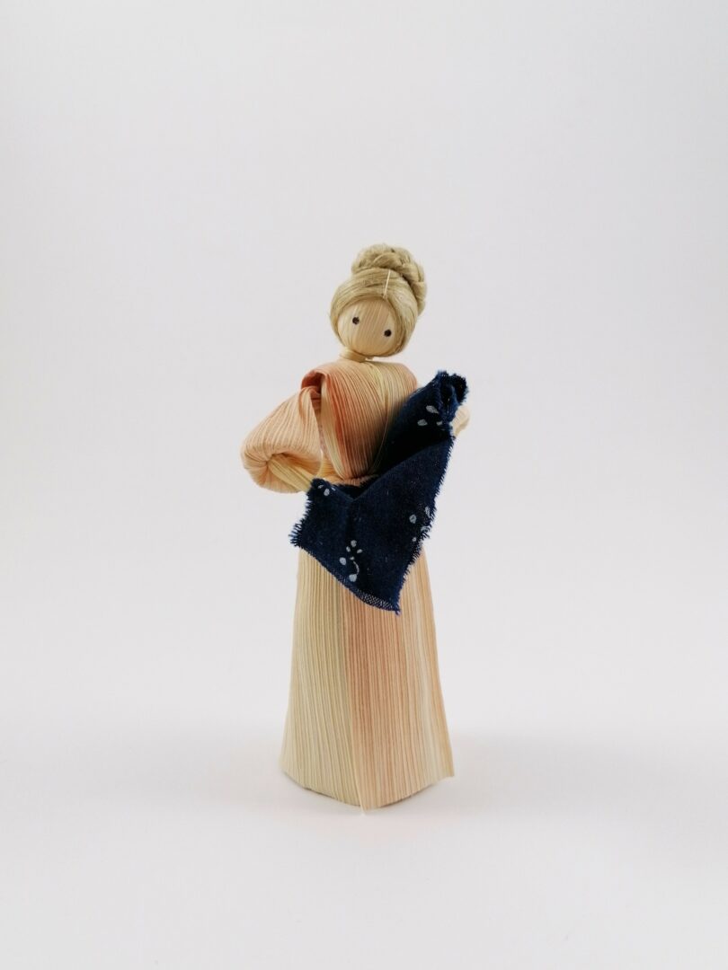 Figúrka šúpoľová – Žena s modrotlačou