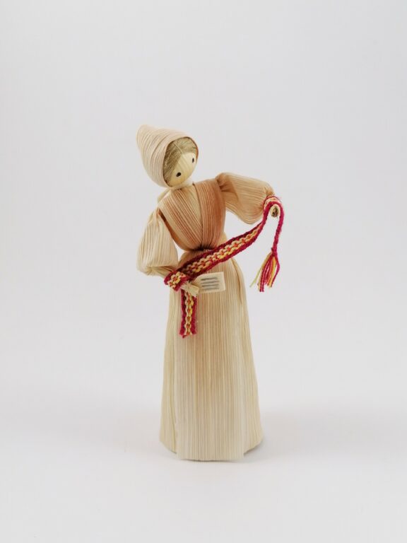 Figúrka šúpoľová – Žena s niteľnicou a cigánskou tkanicou
