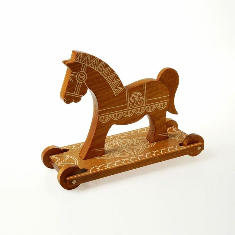 Koník drevený na plošine Kyjatice