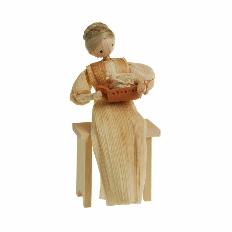 Figúrka šúpoľová sediaca – Žena s húskou na keramickom pekáči