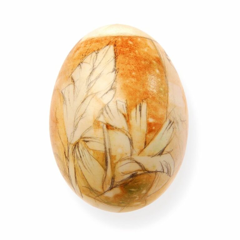 Batik-style decorated Easter egg – hen’s