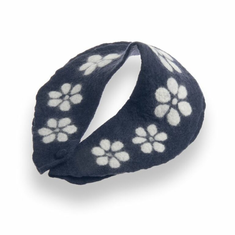 Šál plstený/golier – vz. biely kvet (modrý podklad)