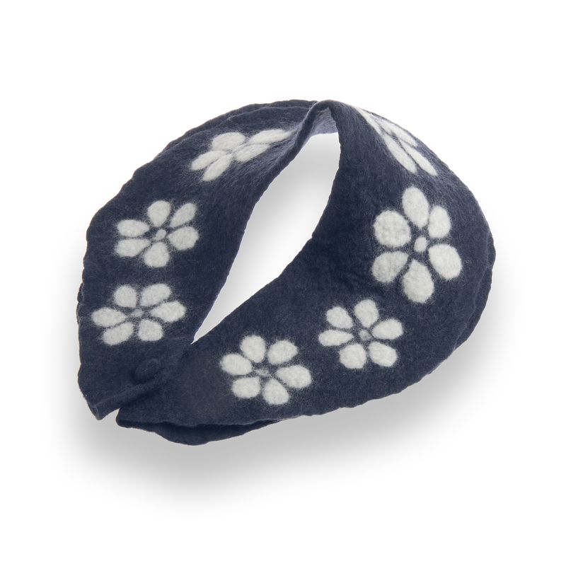 šál plstený/golier- vz. biely kvet  (modrý podklad)