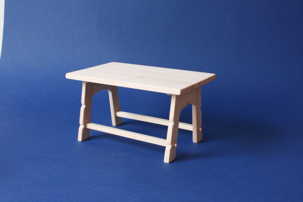 stôl drevený pre bábiku