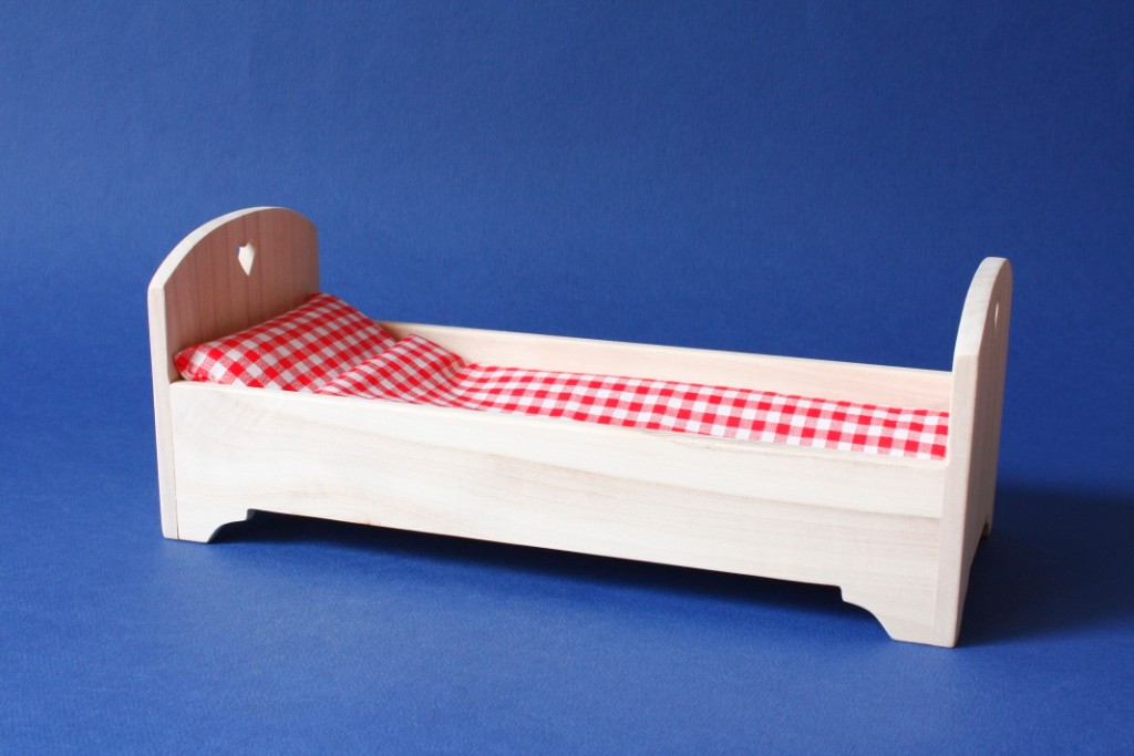 posteľ drevená pre bábiku