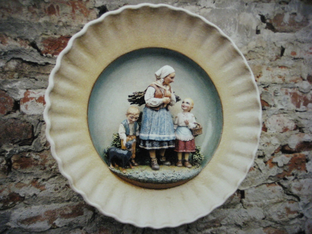 tanier majolikový pehýbaný s figurálnou plastikou