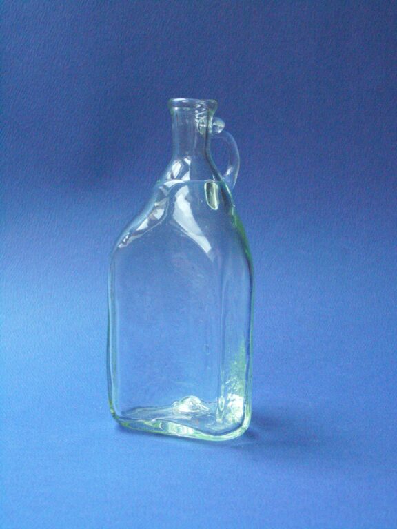 Fľaša sklenená – trojboká, s uškom
