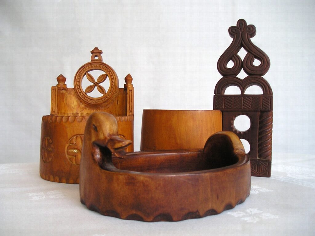 Zobraziť fotografiu Vyrezávané drevené nádoby