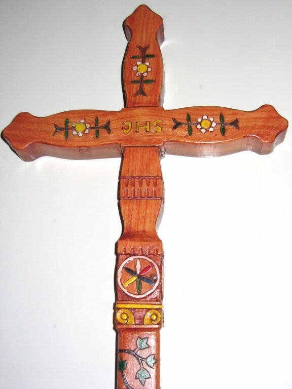 Zobraziť fotografiu Detviansky vyrezávaný maľovaný drevený kríž