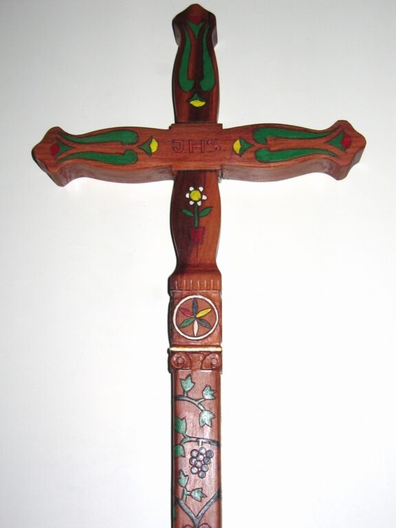 Zobraziť fotografiu Detviansky vyrezávaný maľovaný drevený kríž