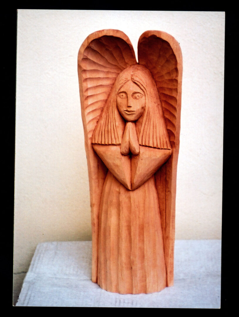 socha anjel sediaci maľovaný autor Zoričák Peter