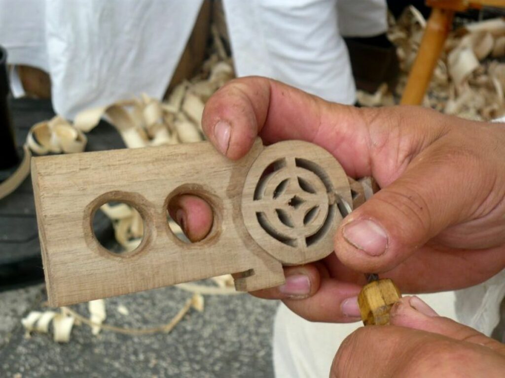 Zobraziť fotografiu Výrobca pri vyrezávaní z dreva