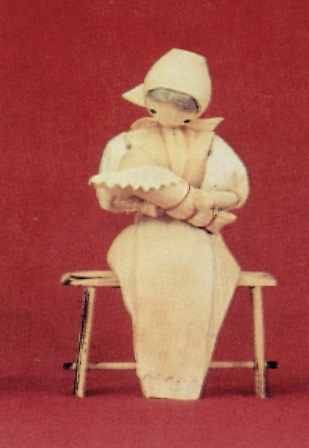 Figúrka šúpoľová – sediaca na lavičke s bábätkom