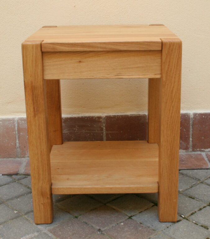stolček drevený s poličkou