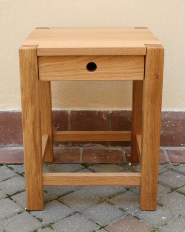 stolček drevený so zásuvkou