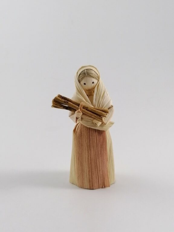 figúrka šúpoľová – Dievčatko s drevom v náručí
