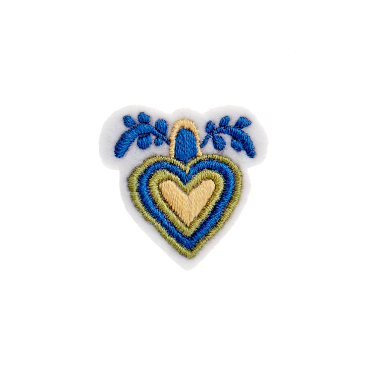 Hand-embroidered brooch (heart)