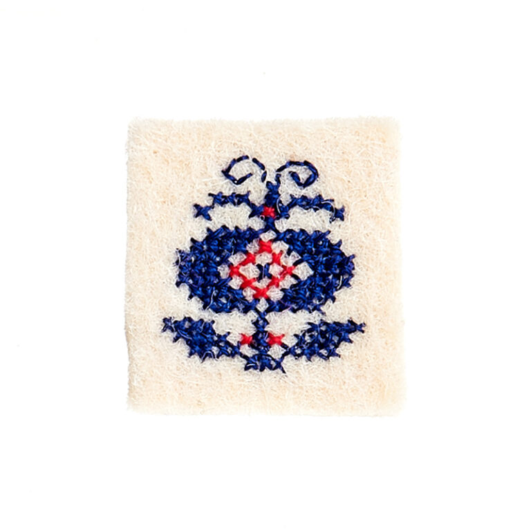 Hand-embroidered brooch (flower)