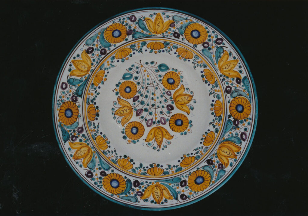 tanier majolikový bohatý habánsky dekor