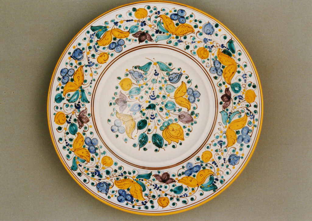 tanier majolikový bohatý dekor