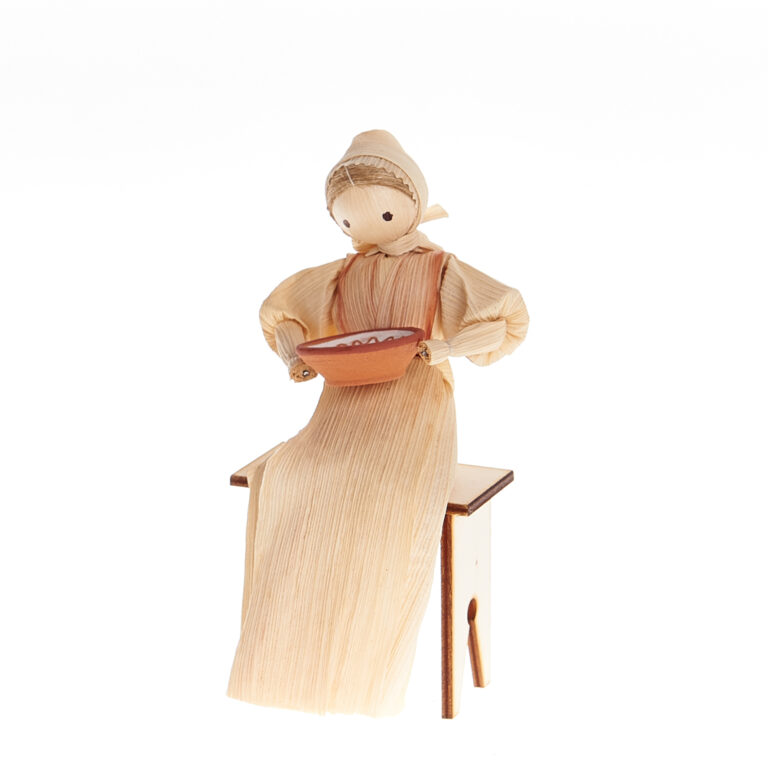 Figúrka šúpoľová- Žena na lavičke s keramickým tanierom