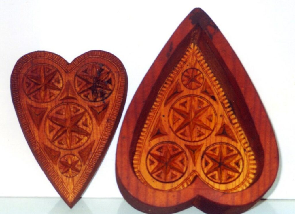 Zobraziť fotografiu Vyrezávaná drevená forma - srdce