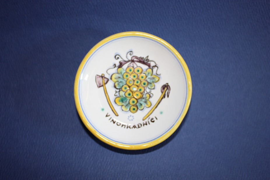 Tanierik majolikový cechový znak „Vinohradníci“