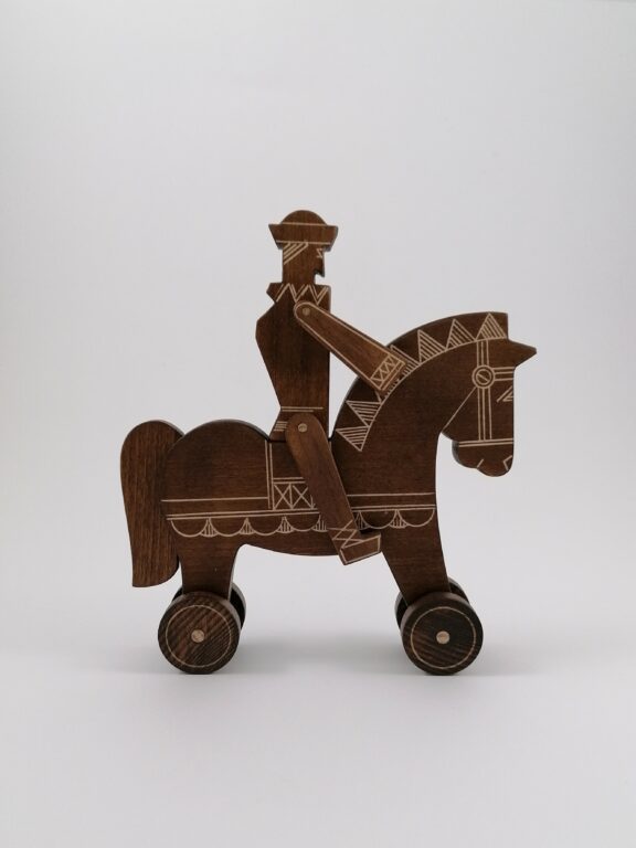 Koník drevený na kolieskach s jazdcom vzor Kyjatice