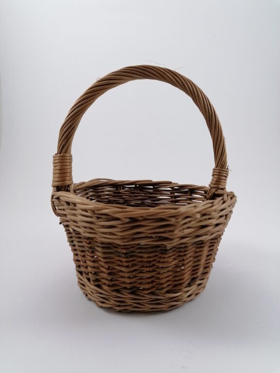 Round wicker basket with handle