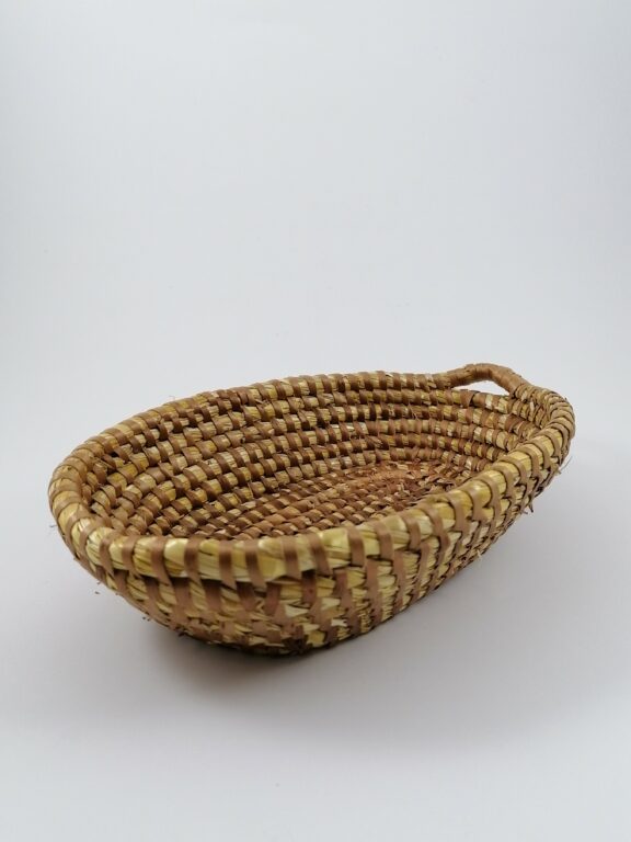 Straw oval coaster with handle