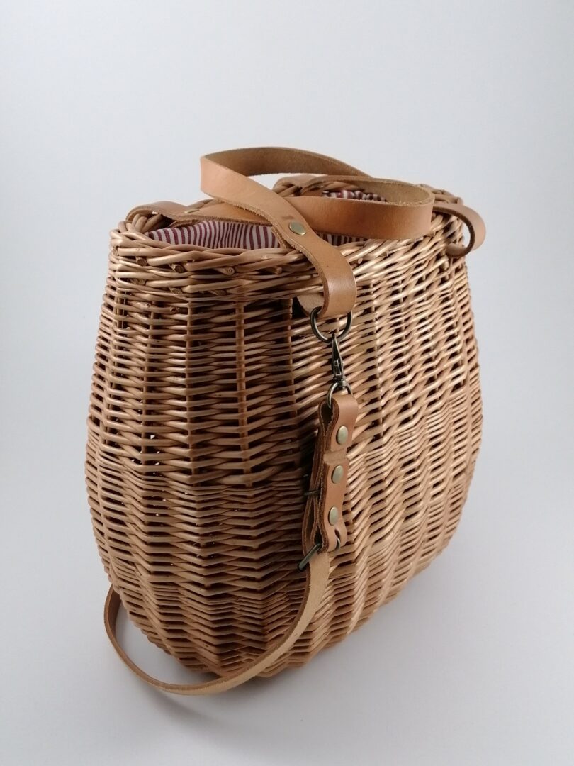Košík prútený (cez plece) s koženými rúčkami prírodný