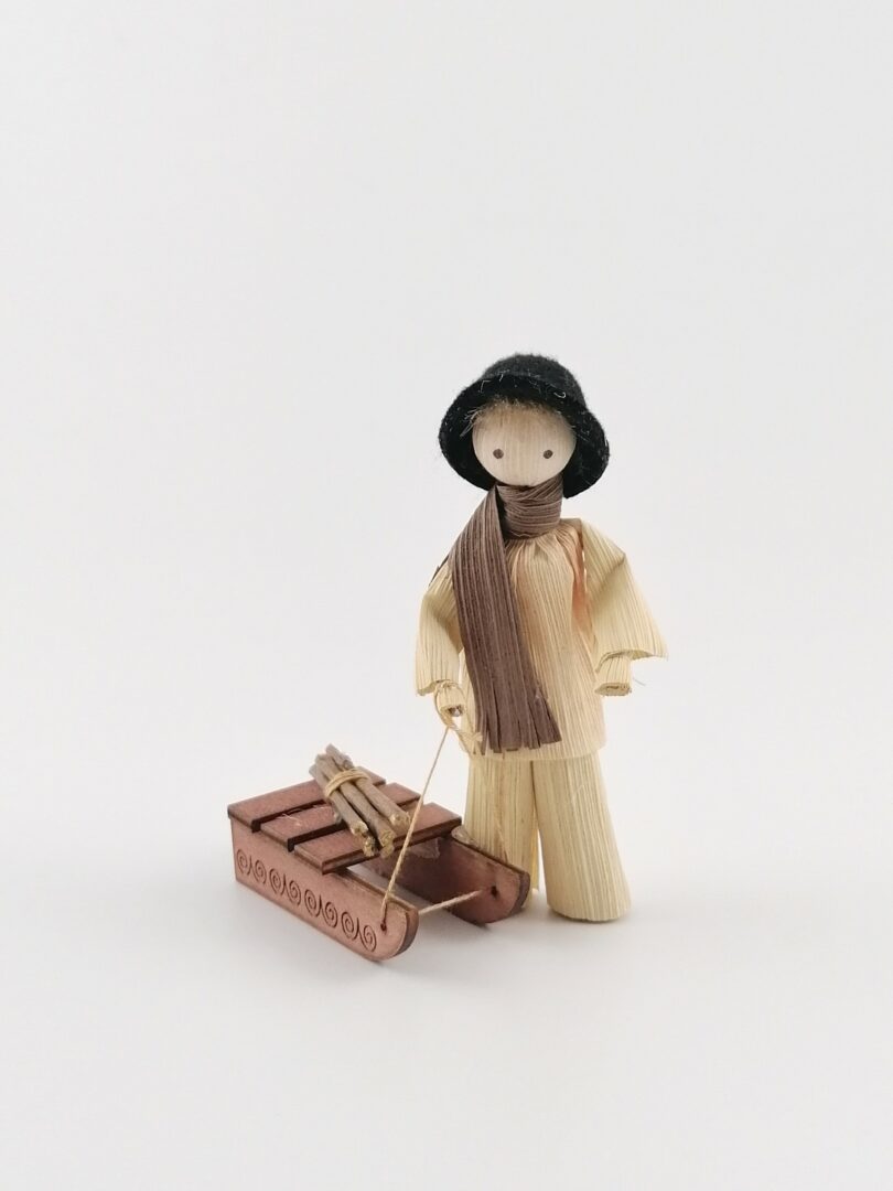 Figúrka šúpoľová – Chlapček s drevom na sánkach
