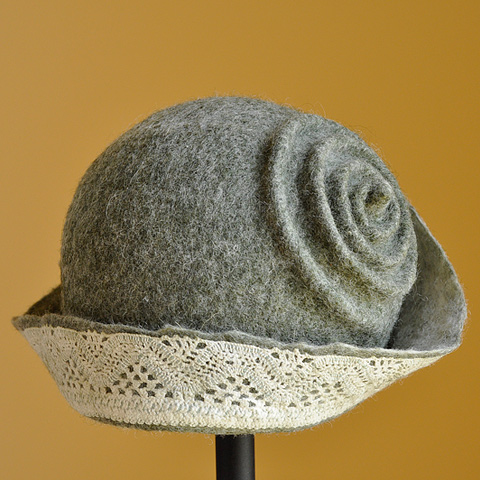 klobúk vlnený plstený s čipkou