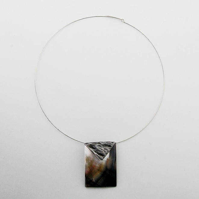 náhrdelník drôtený s perleťovým príveskom