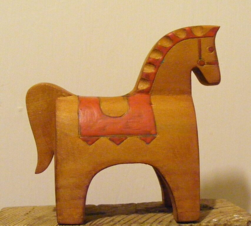 Zobraziť fotografiu Vyrezávaný drevený koník s maľovaným dekórom