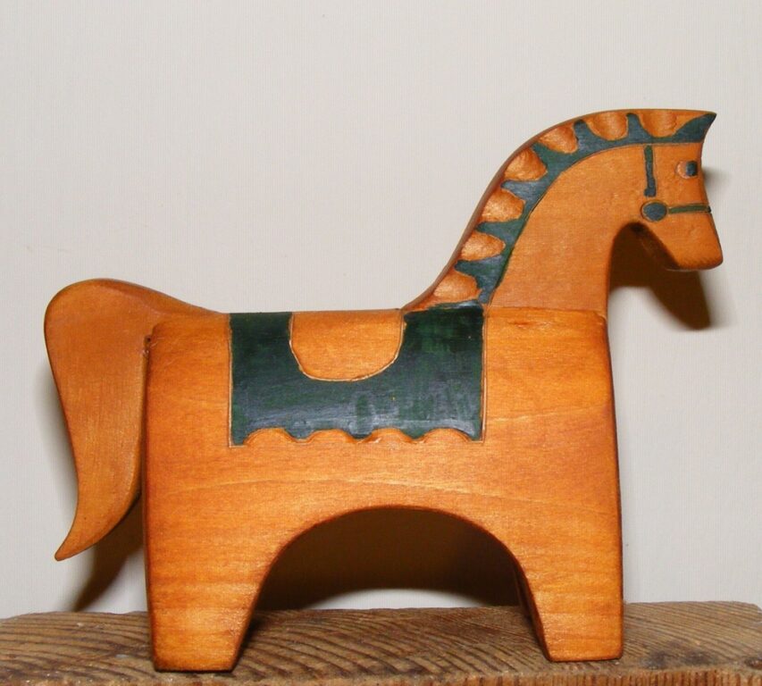 Zobraziť fotografiu Vyrezávaný drevený koník s maľovaným dekórom