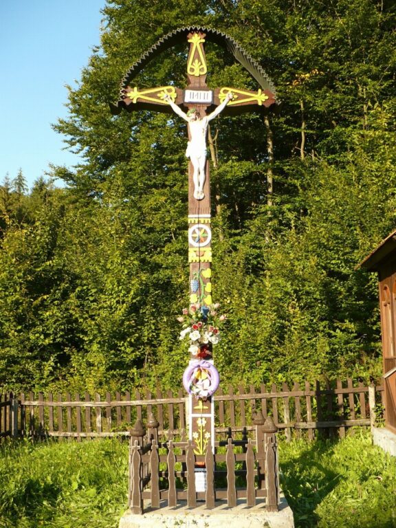 Zobraziť fotografiu Detviansky vyrezávaný maľovaný drevený kríž v exteriéri
