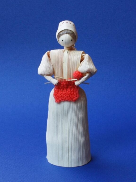 Figúrka šúpoľová – žena pri pletení