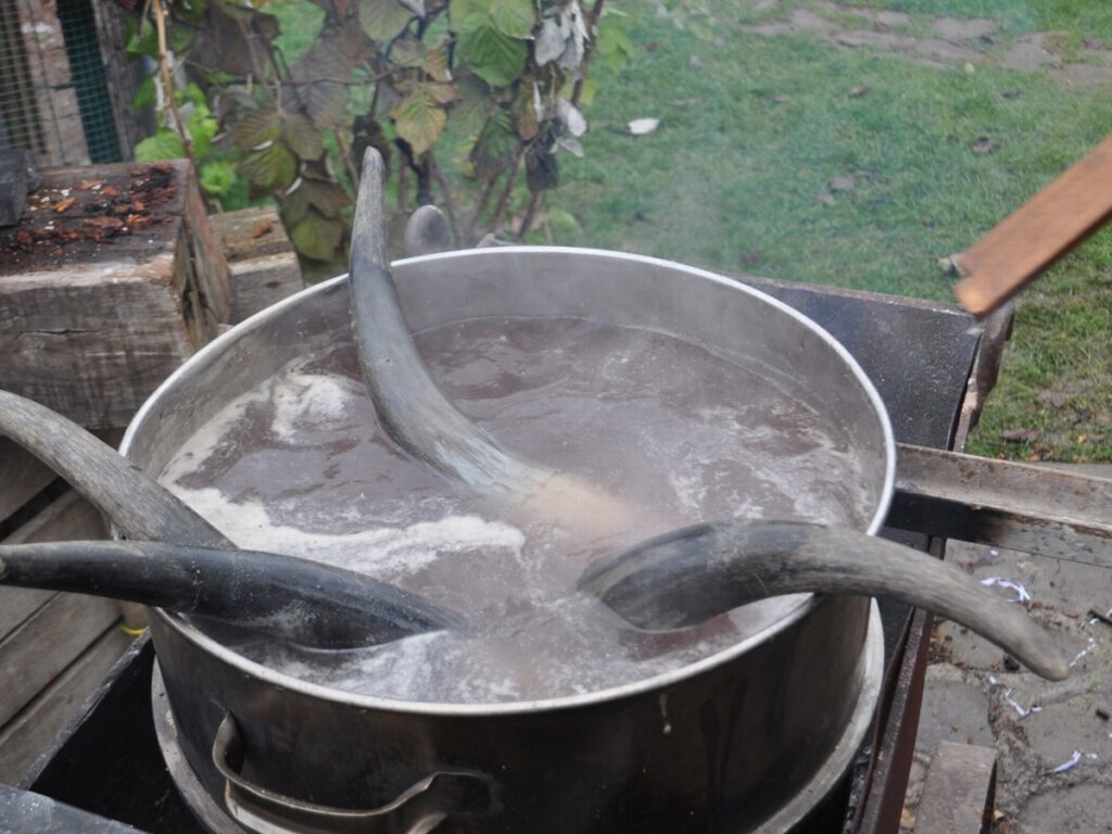 Zobraziť fotografiu Rohy počas varenia v hrnci