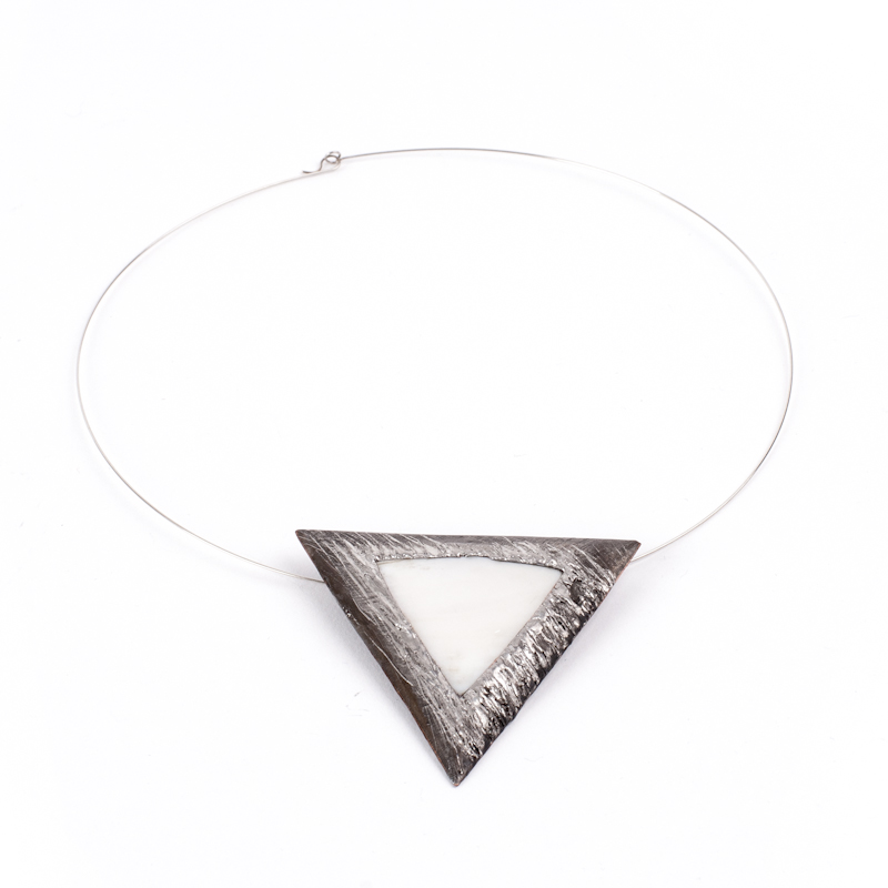 náhrdelník kovový trojuholník