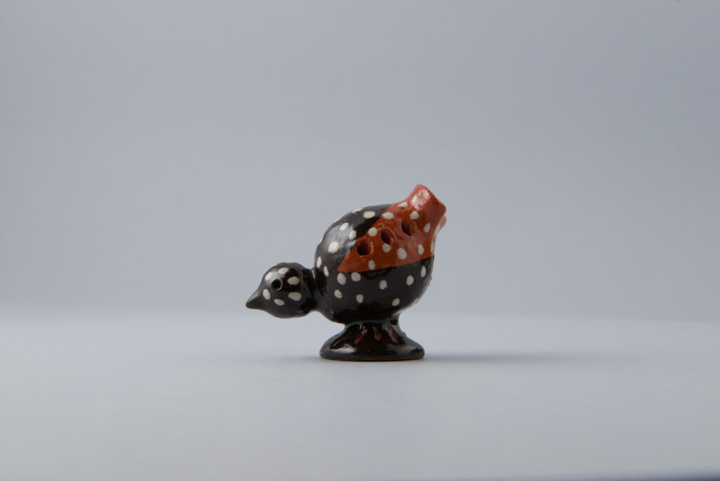 Dóza na špáratká vo forme sliepky