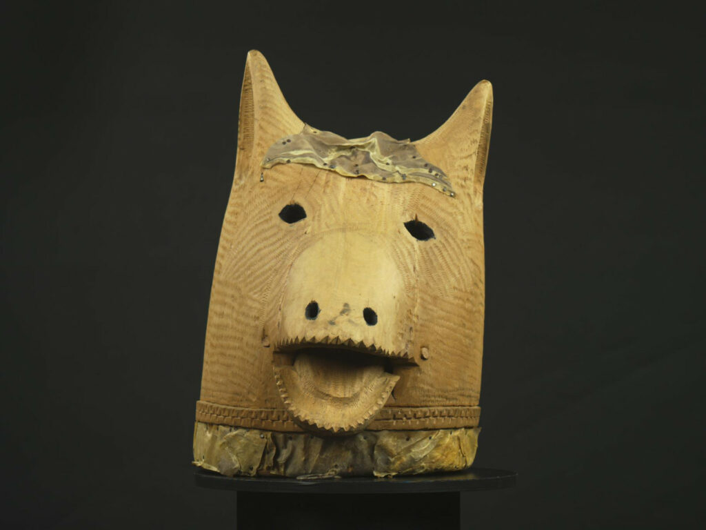 Maska medveďa drevená