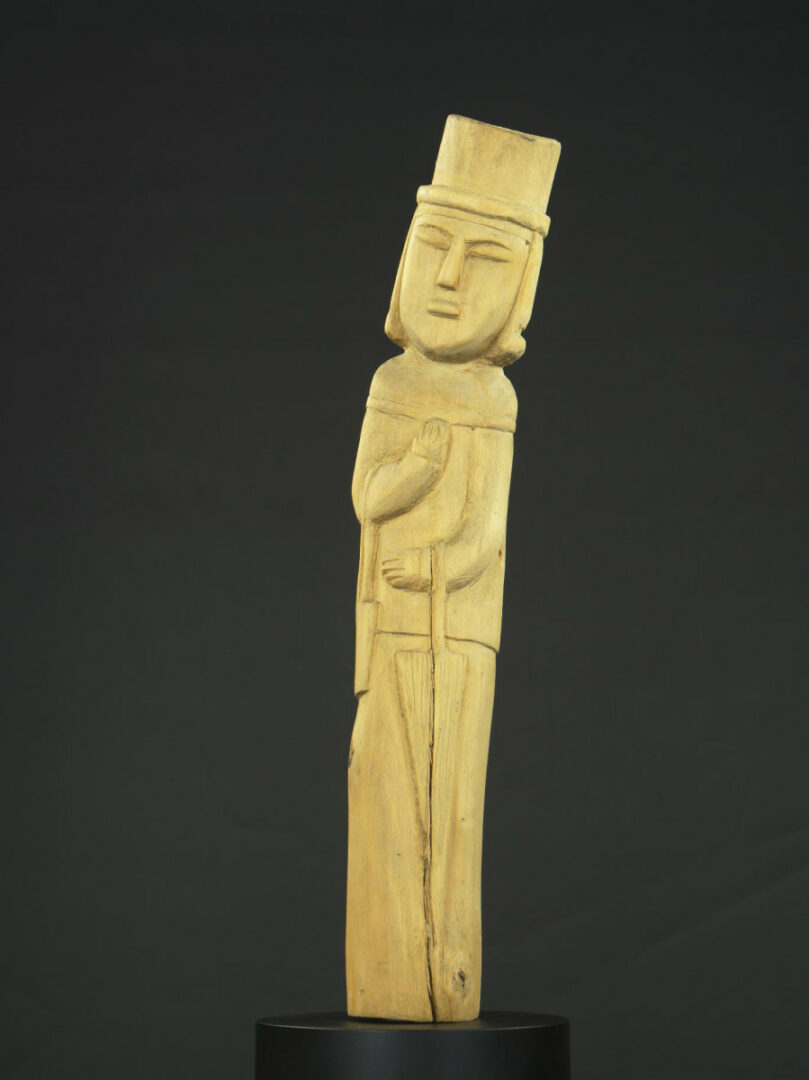 Figurálna drevorezba Žena s dáždnikom