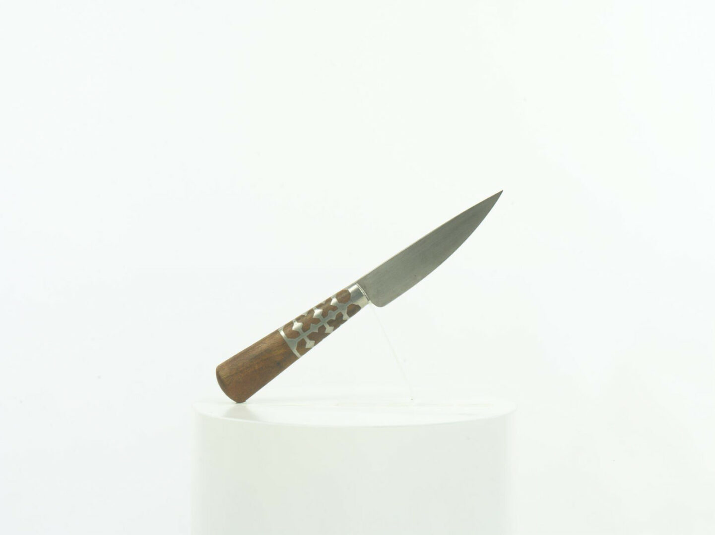 Nôž s drevenou rúčkou vylievanou cínom