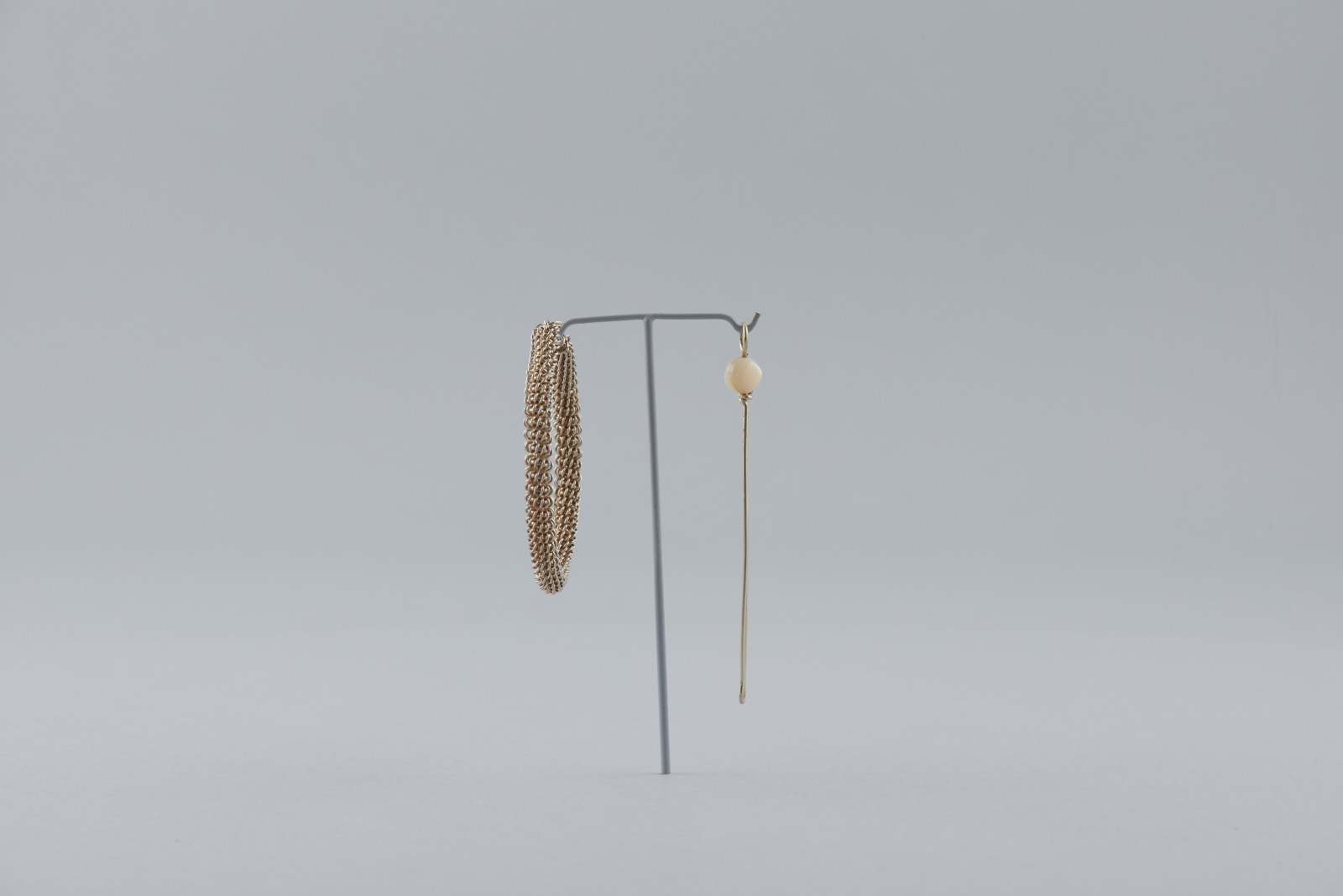 Spona drôtená z medeného postriebreného drôtu a perlete
