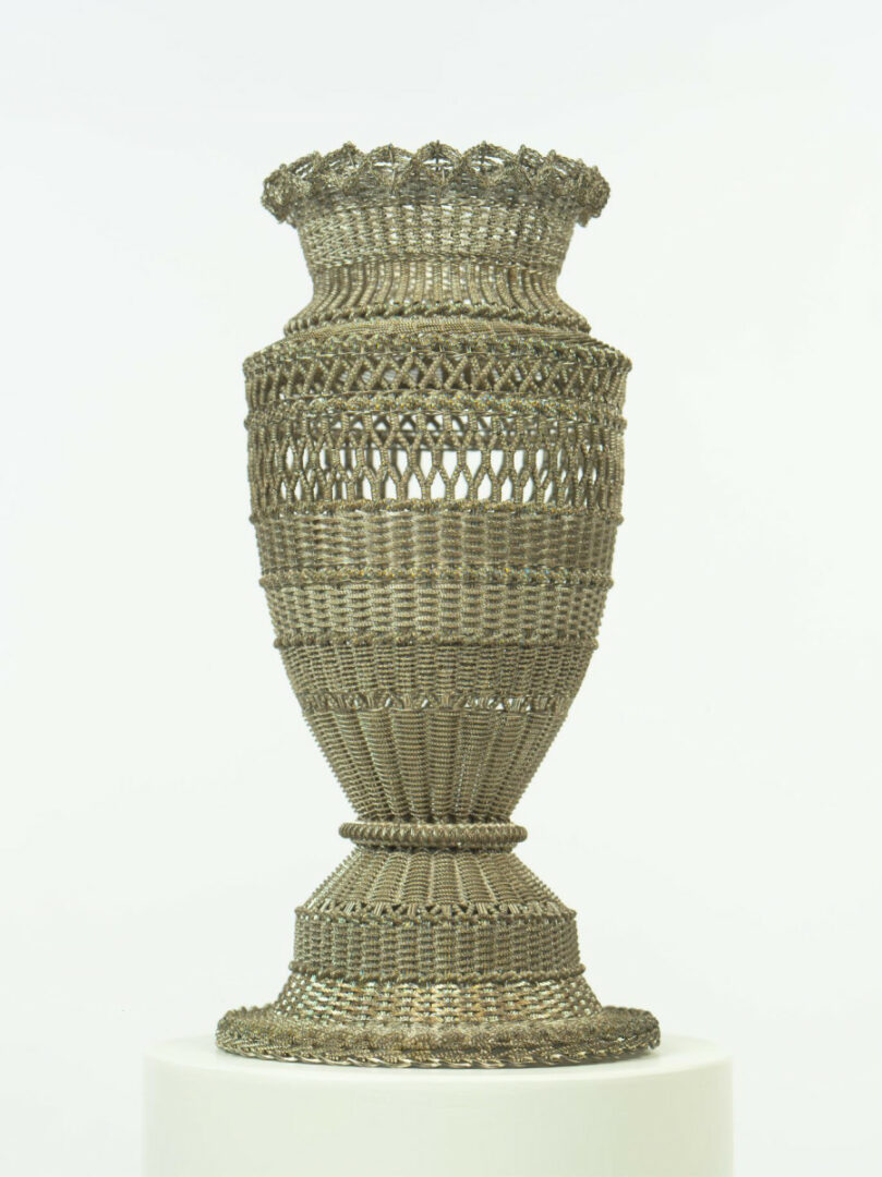 Váza z postriebreného drôtu