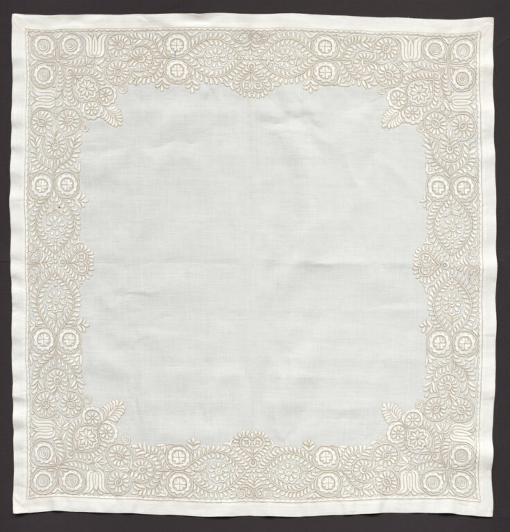 Prikrývka vyšívaná