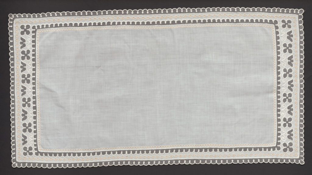 Prikrývka vyšívaná